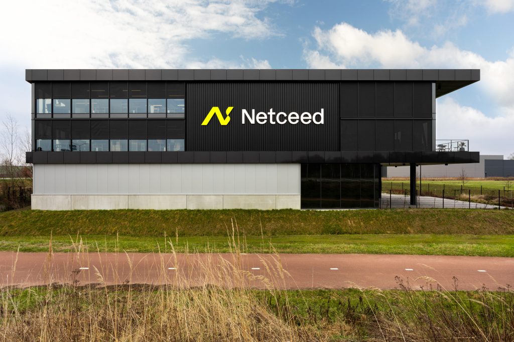 Minimalist Renson curtain wall screens prevent Netceed office from overheating 3 Renson