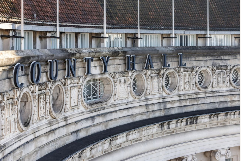 SWA member impresses in County Hall window restoration